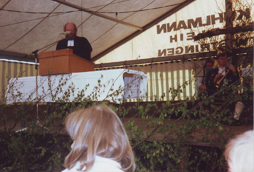 1989_zeltgottesdienst_pastor_ehrenreich.jpg