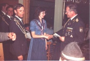 1989_vorsitzender_gratuliert_siegerin_aus_egling.jpg