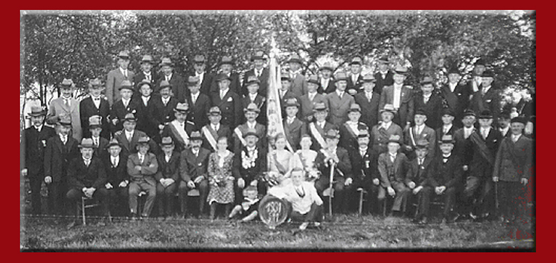 Gruppenfoto vom Schützenverein Beckstedt von 1889 e.V. aus dem Jahr 1931 mit Vereinsfahne